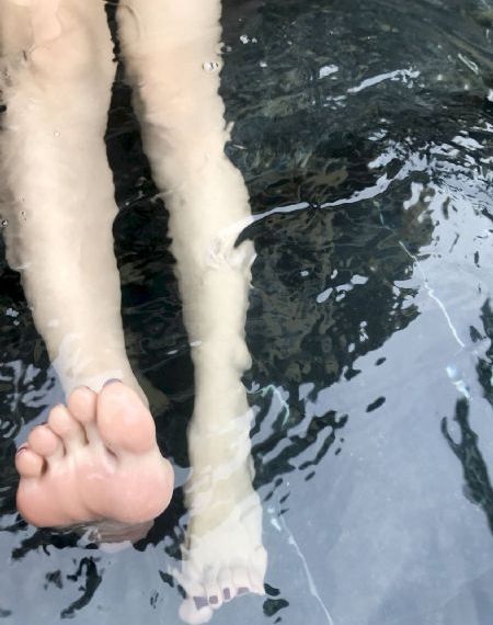 有一个人去摸摸唱的吗_720高清在线观看