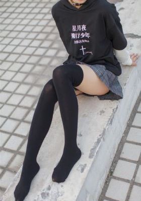 厨房里掀起岳的裙子AV一区_免费完整版高清